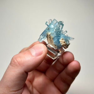 aquamarine cluster with multiple prismatic crystals