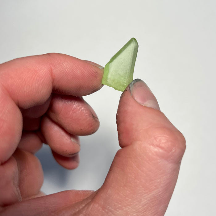 Raw natural peridot crystal from pakistan