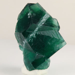 Rogerley fluorite specimen showing chevron-like growth patterns across dark green crystal faces and a diagonal white mineralized seam.
