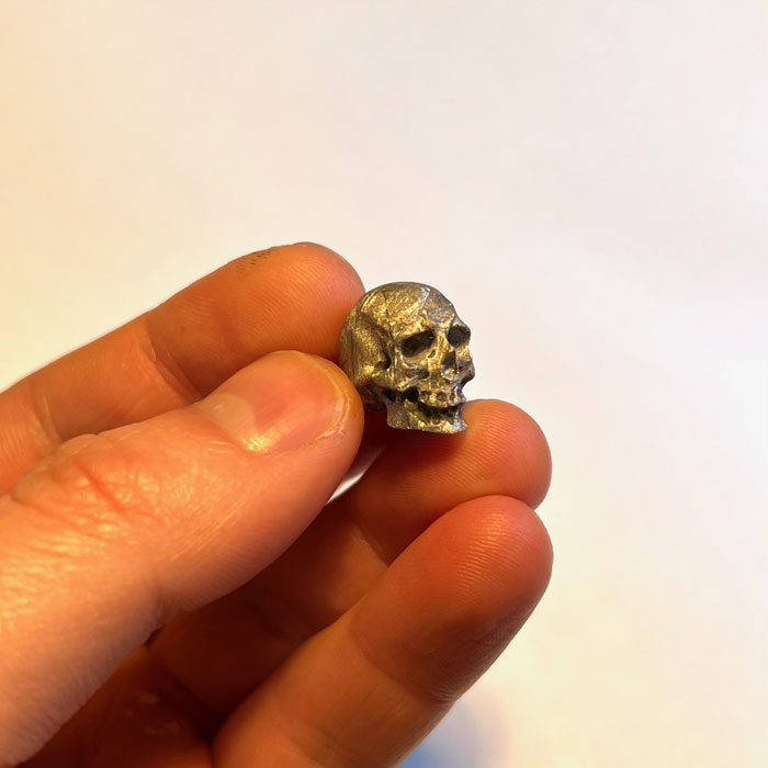 Meteorite gibion skull carving