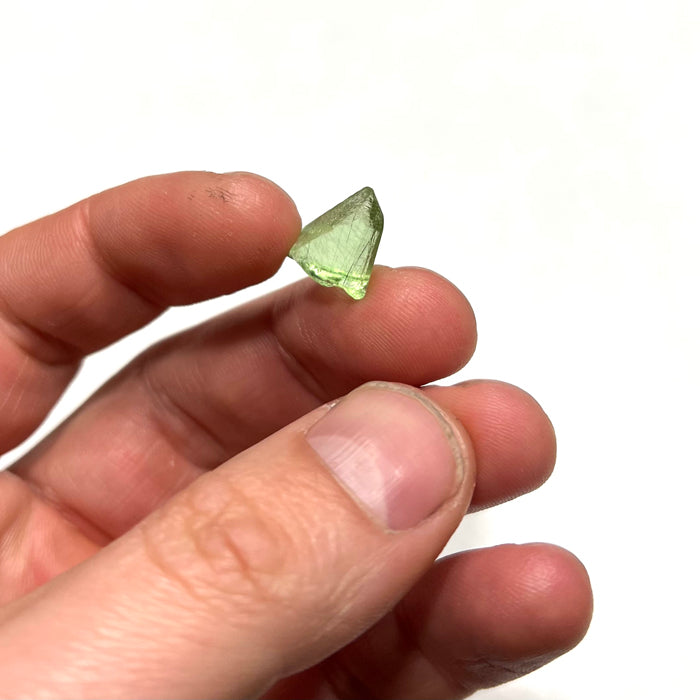 peridot crystal green rough faceting