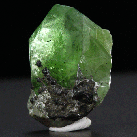 Peridot crystal iron crystal ludwigite pakistan